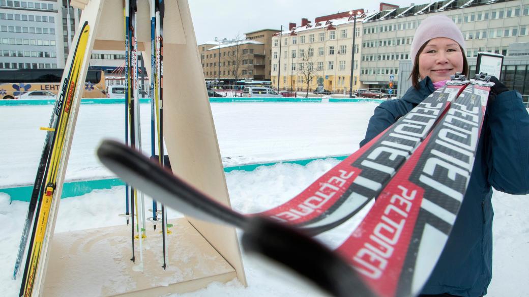 Ve finském městě Lahti lze nyní využívat k pohybu po městě sdílené běžky