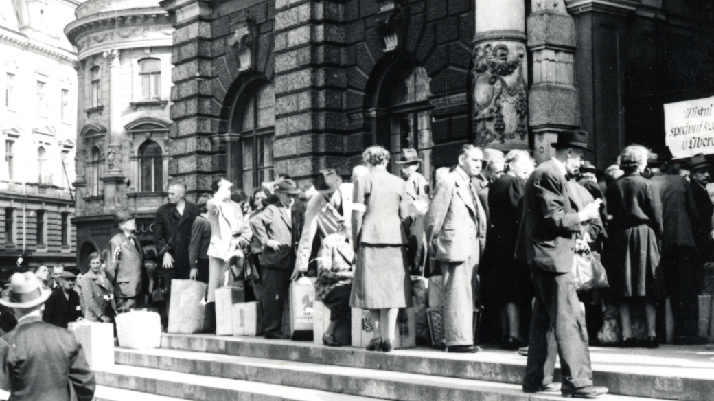 Poválečný odsun Němců z Liberce. Snímek dění před libereckou radnicí