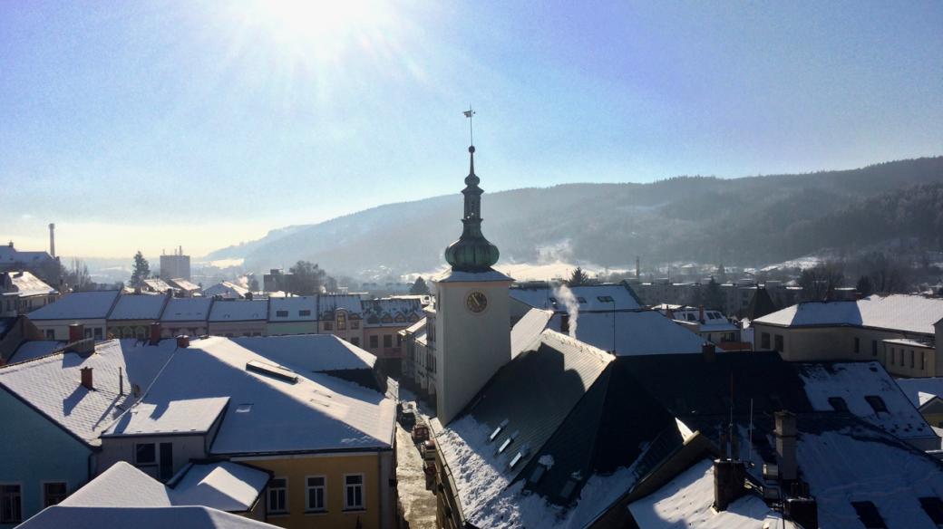 Pohled z věže kostela Nanebevzetí Panny Marie na radnici a náměstí