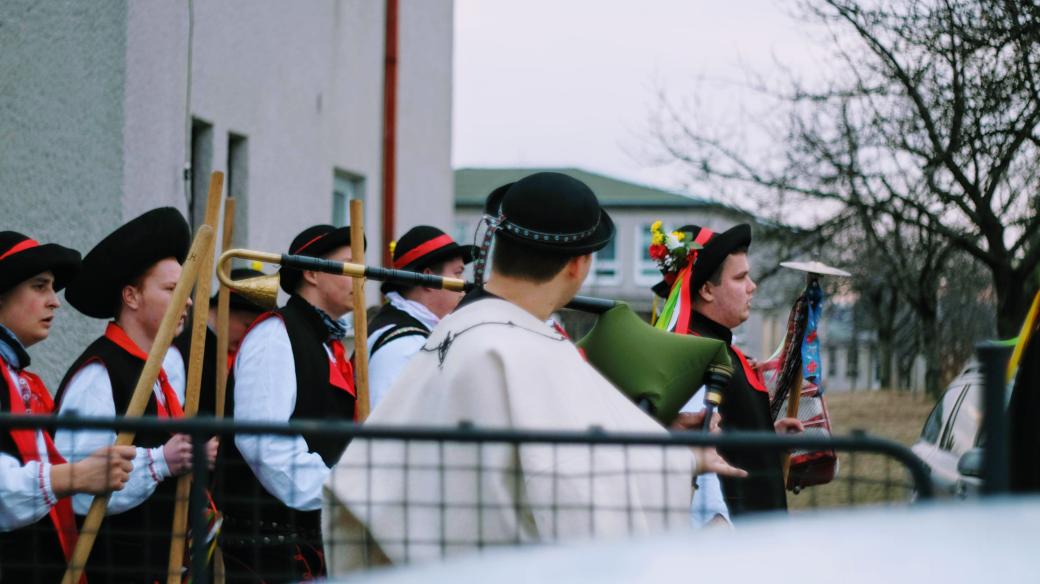 Fašangovníci z Malej Lehoty na dudáckém festivalu Gajdošské fašiangy (březen 2019)