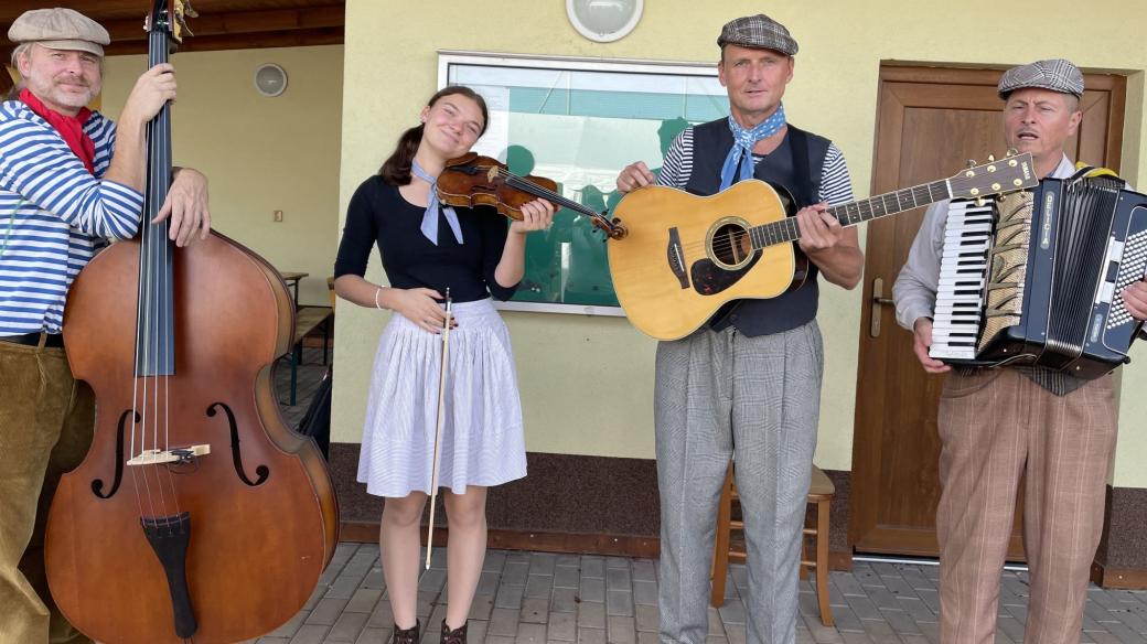 Muzikálně náladový spolek z Náchoda, jak si sami říkají členové skupiny Klapeto