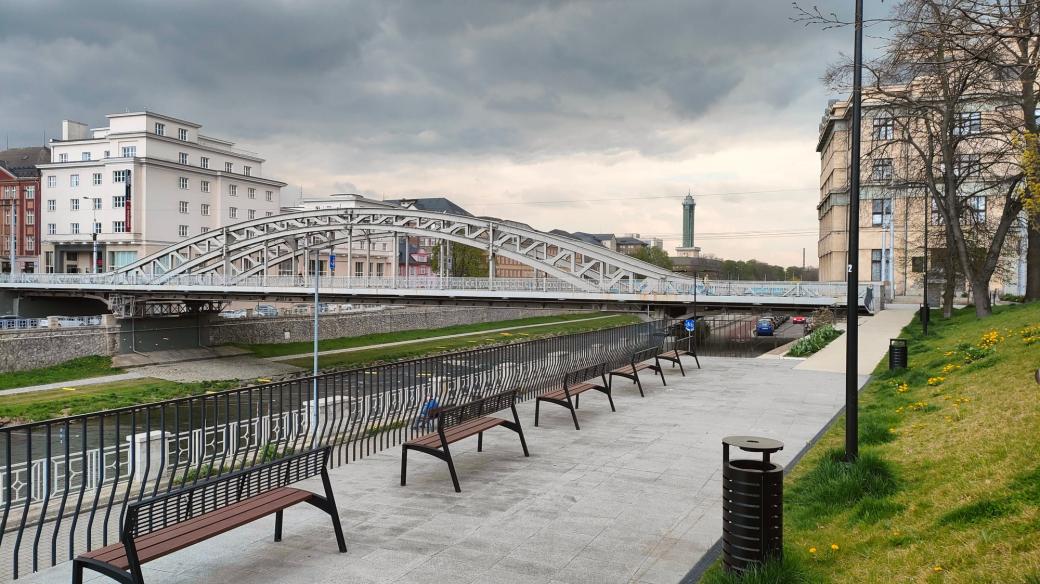 Ostrava. Sýkorův most přes Ostravici, v pozadí věž Nové radnice