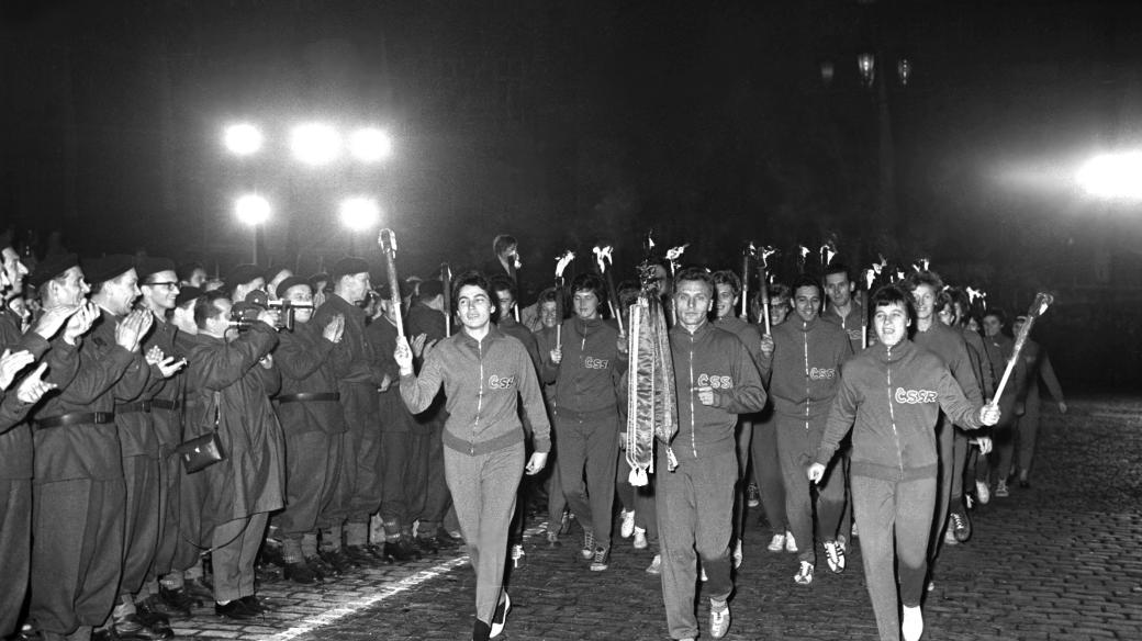 Praha , Staroměstské náměstí, 1962, zleva mistři sportu Alena Postlová, Pavel Kantorek a Regina Obadálková