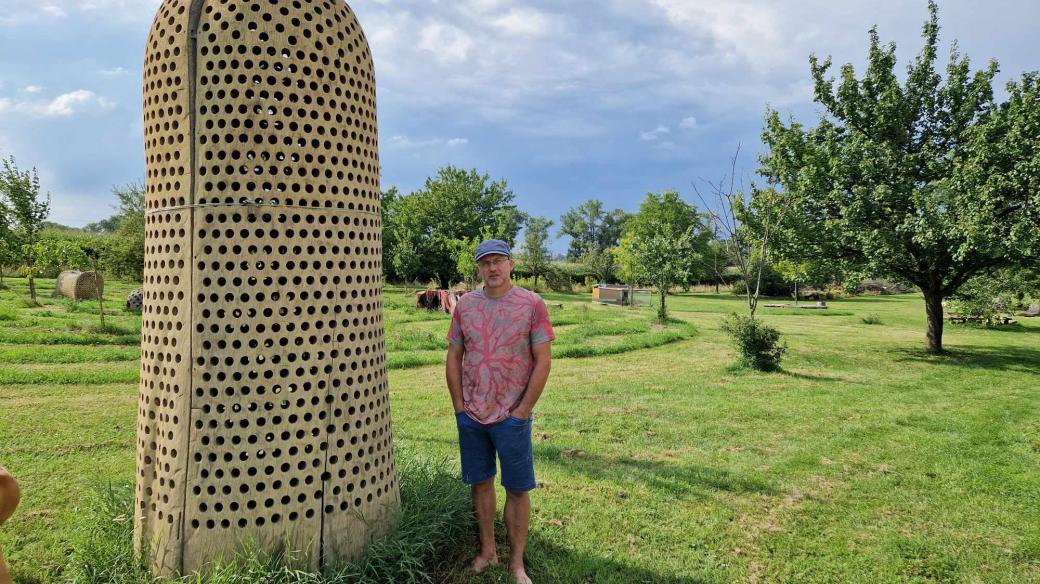 Krajina v Bezměrově podle Miloslava Fekara, na fotografii výtvarník a sochař Miloslav Fekar