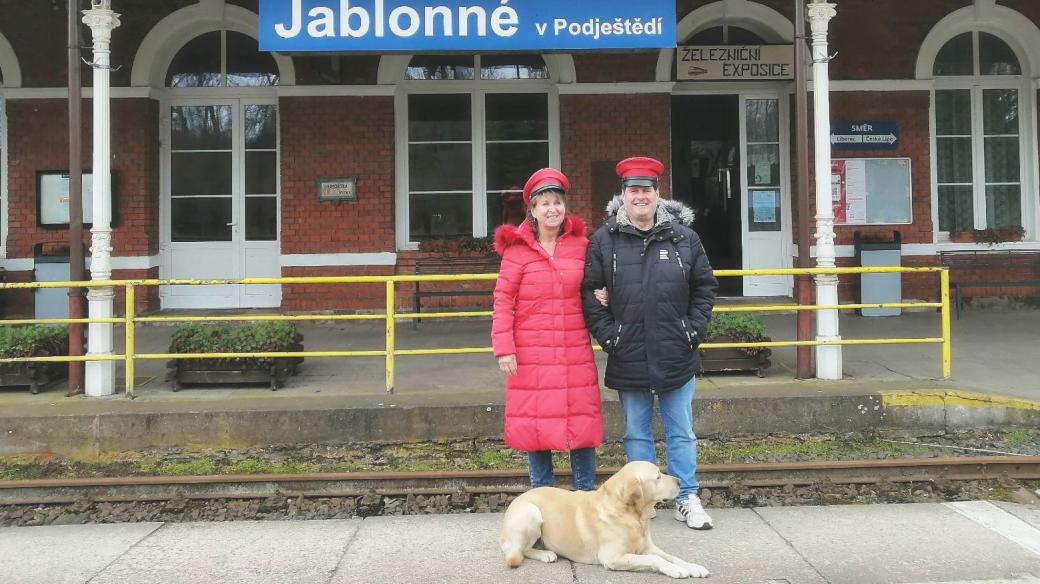 Výpravčí Květa Slabá a redaktor Pavel Petr ve stanici Jablonné v Podještědí