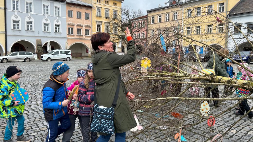 Zdobení svátečního stromu nepatří pouze k Vánocům. V Hostinném na náměstí stojí velikonoční bříza