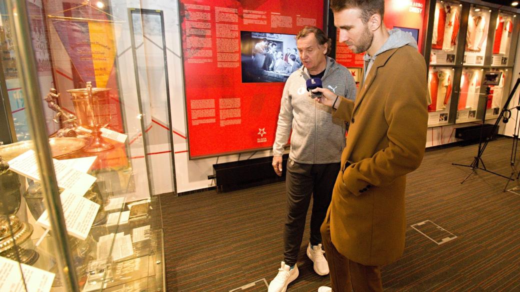 Václav Petrák provází Martina Minhu v prostorách Slavia Museum