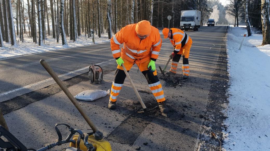 Silničáři vyráží pravidelně na inspekční jízdy. Závady, které najdou, především výtluky, hned opravují