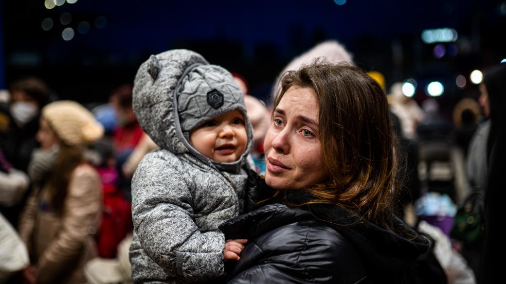 Ukrajinské ženy a děti na cestě do bezpečí