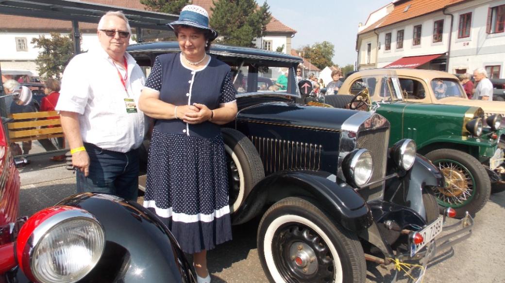 Manželé Bergovi v dobovém oblečení na jednom ze závodů se svým vozem Praga Picolo z roku 1930