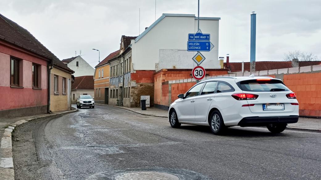 Úzká silnice v centru Trhových Svinů