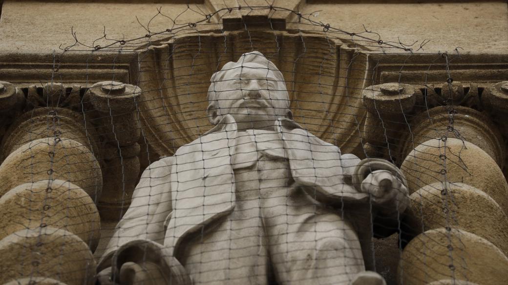 Kontroverzní socha; A statue of Cecil Rhodes, the controversial Victorian imperialist who supported apartheid-style measures in southern Africa