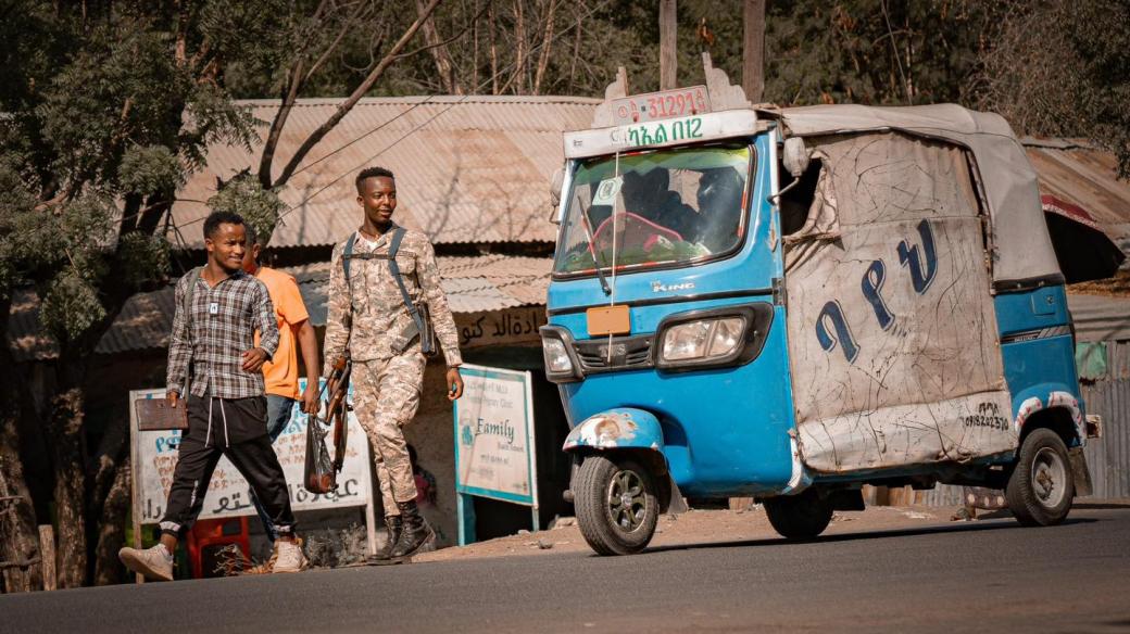 Expedice Z101 v Etiopii, tuktuk a místní kluci, jeden se zbraní přes rameno