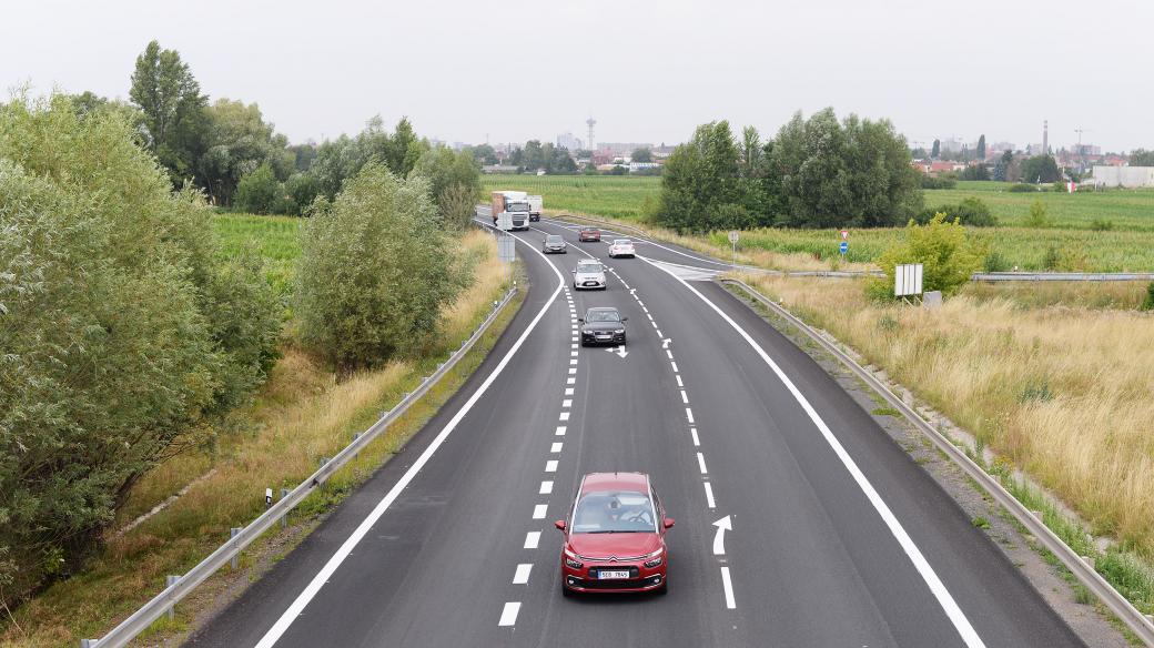 Silnice I/37 na příjezdu do Pardubic od Chrudimi