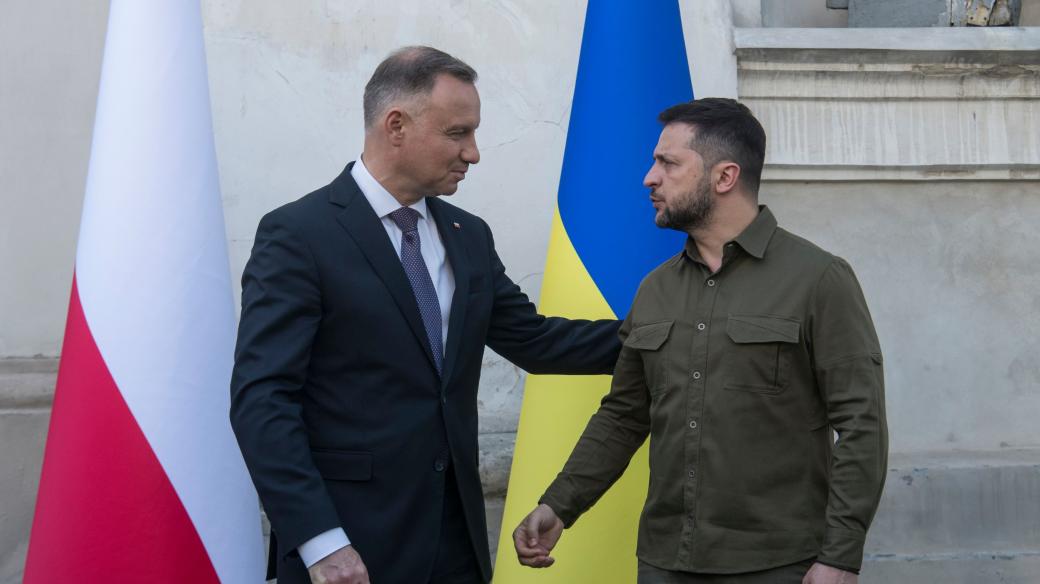 Ukrajinský prezident Volodymyr Zelenskyj a polský prezident Andrzej Duda po uctění památky obětí volyňské tragédie