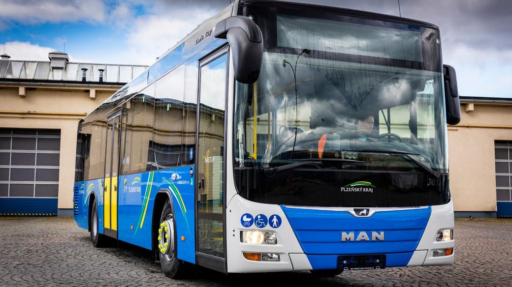 Autobus společnosti Arriva v barvách Plzeňského kraje