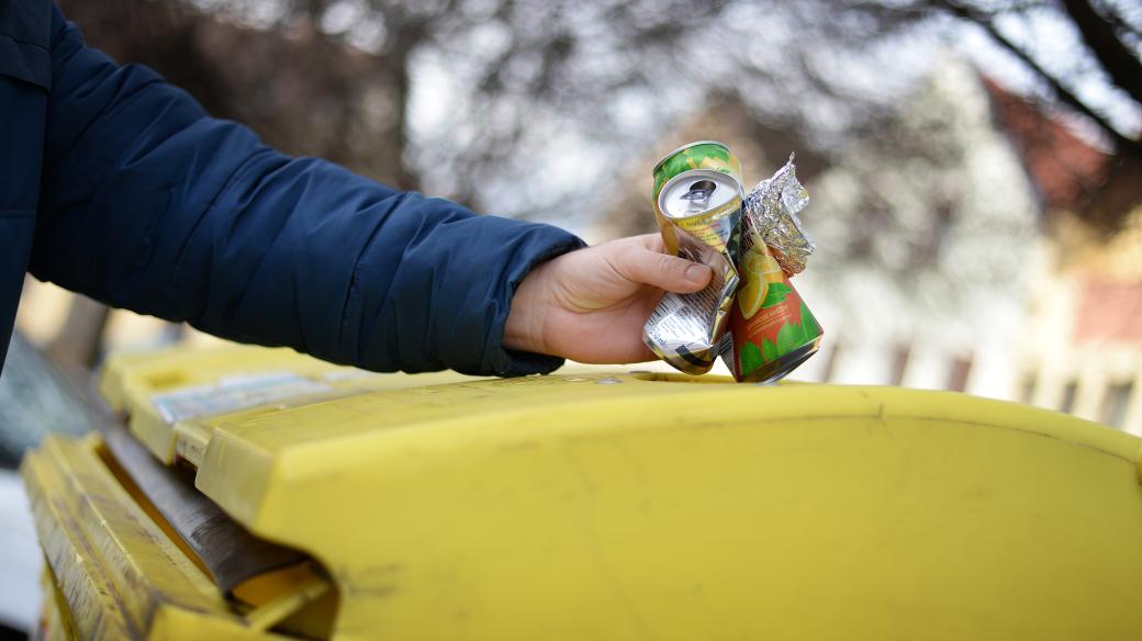 V Chrudimi začali třídit kovy. Plechovky, alobal a další odevzdávají do žlutých kontejnerů na plast