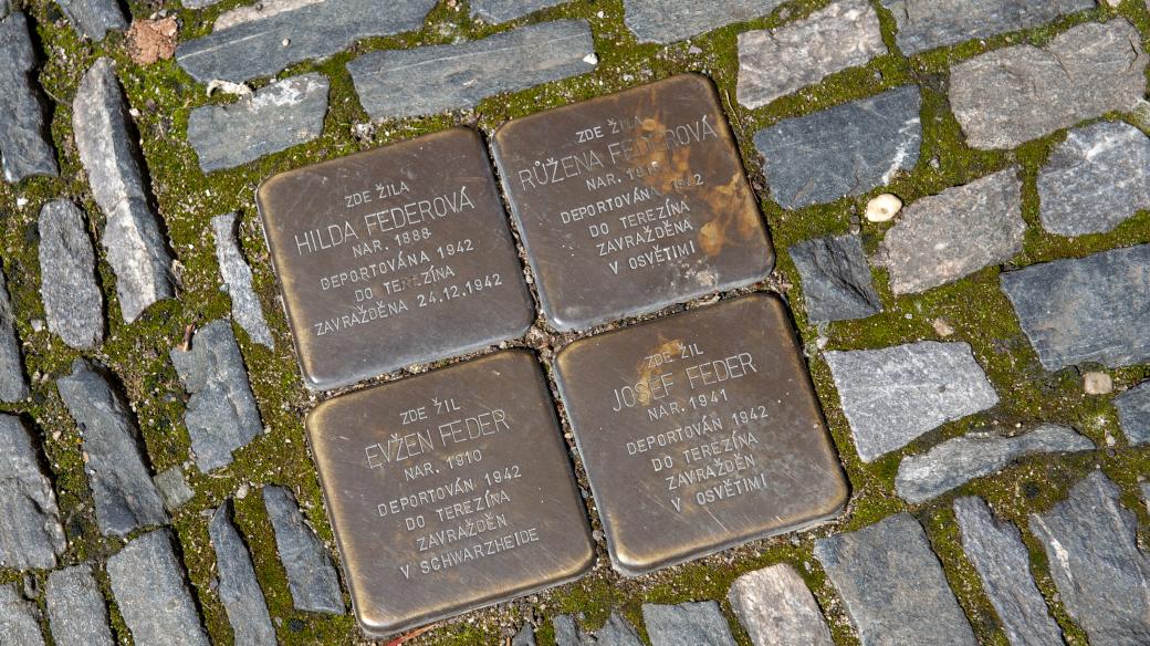 Ulice Na Hradbách 124 v Kolíně; stolpersteiny před domem, kde žili Federovi