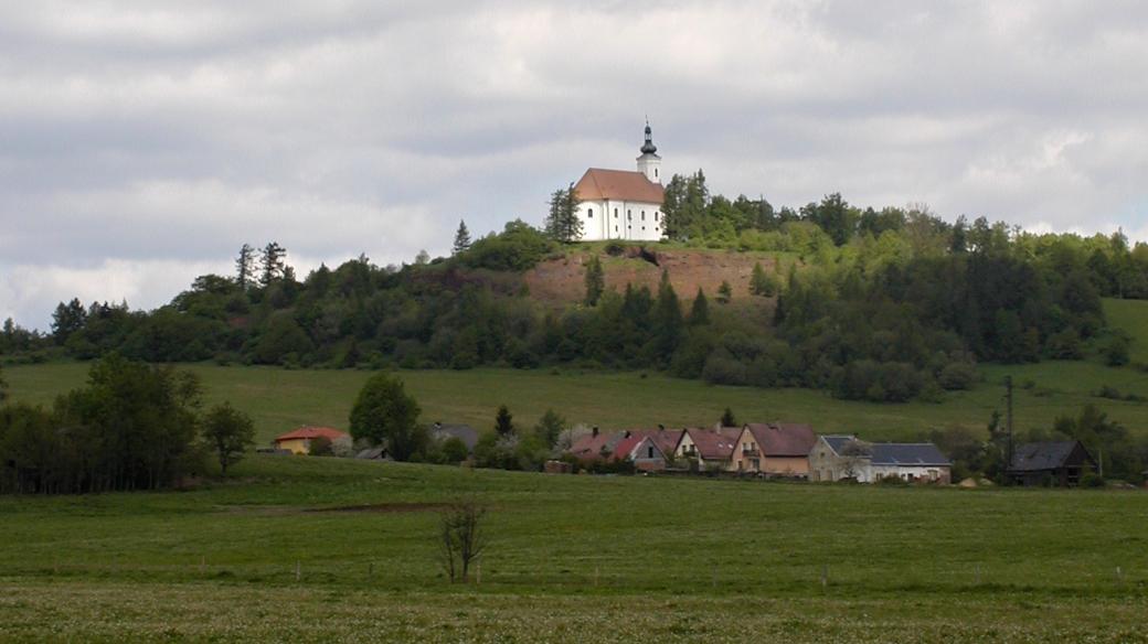 Slezský Kočov s novou zástavbou pod Uhlířským vrchem