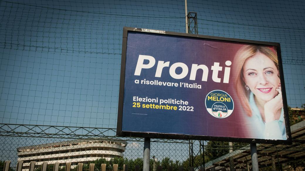 Giorgia Meloniová na předvolebním billboardu