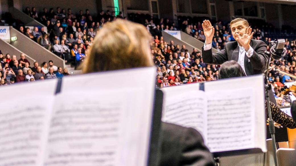 Nejdřív koncert, potom basketbal. Pardubická filharmonie ráda hraje pro sportovní fanoušky