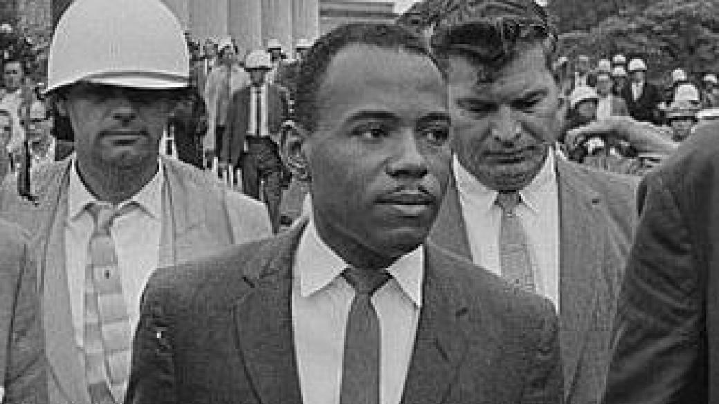 James Meredith jde na vysokoÁkolskou p˝edn†Áku, rok 1962.jpg