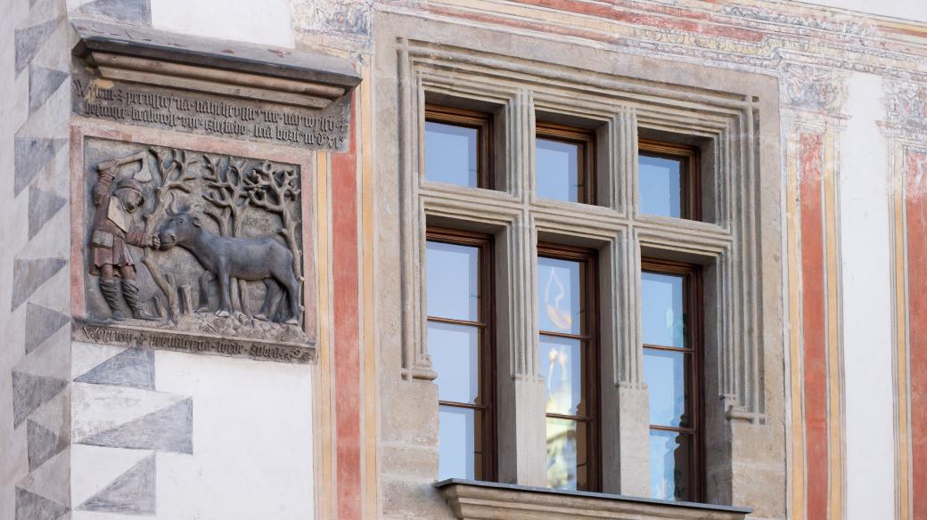 Reliéf rodové pověsti Pernštejnů na Pernštýnském náměstí