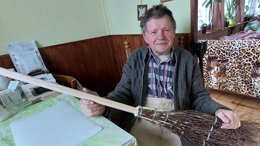 A je to! Jaroslav Brož tentokrát vyrobil pometlo za necelé dvě hodiny. Materiál na ně už měl ale předem připravený