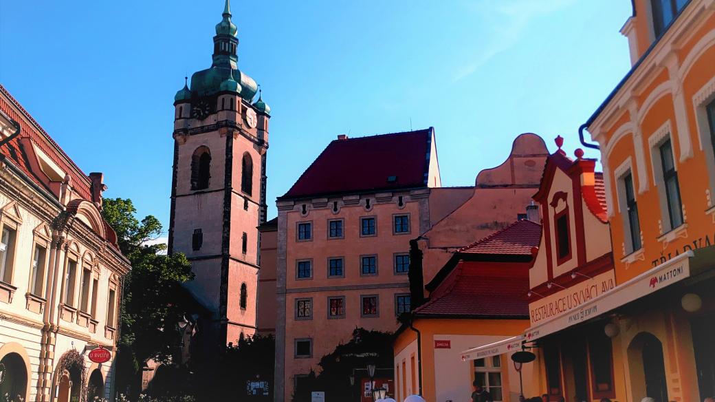 Kostel sv. Petra a Pavla v Mělníku, v němž najdeme řadu odkazů na sv. Ludmilu. Stejně jako v celém městě