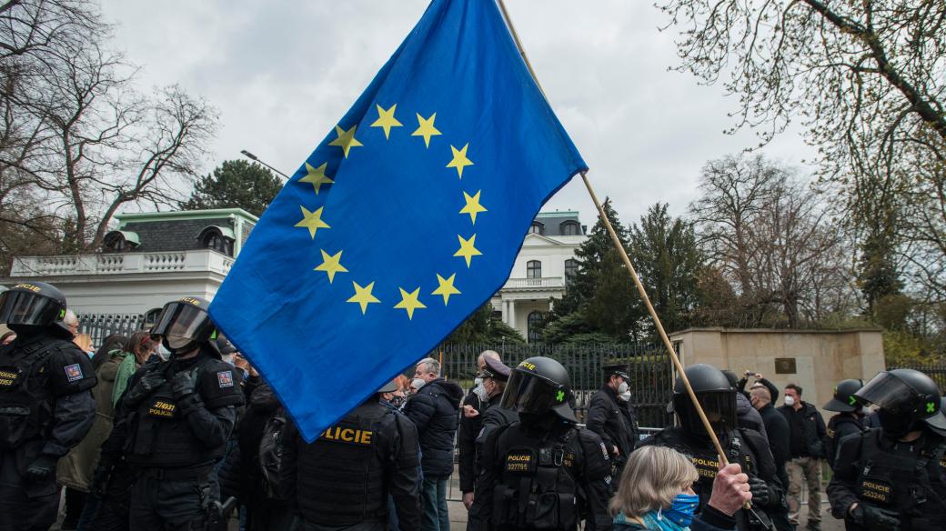 Demonstrace před ruskou ambasádou v Praze.