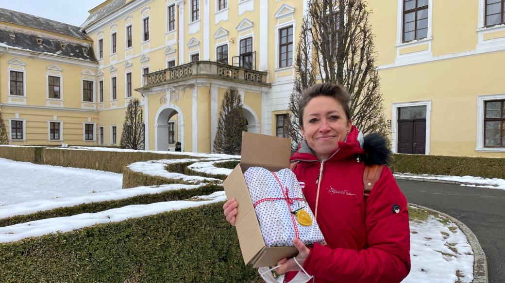 Michaela van Erne naděluje v domově pro seniory