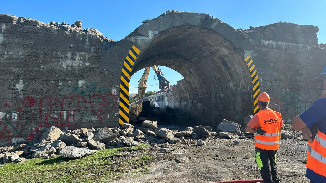 Ludkovice, bourání torza takzvaného Baťova mostu