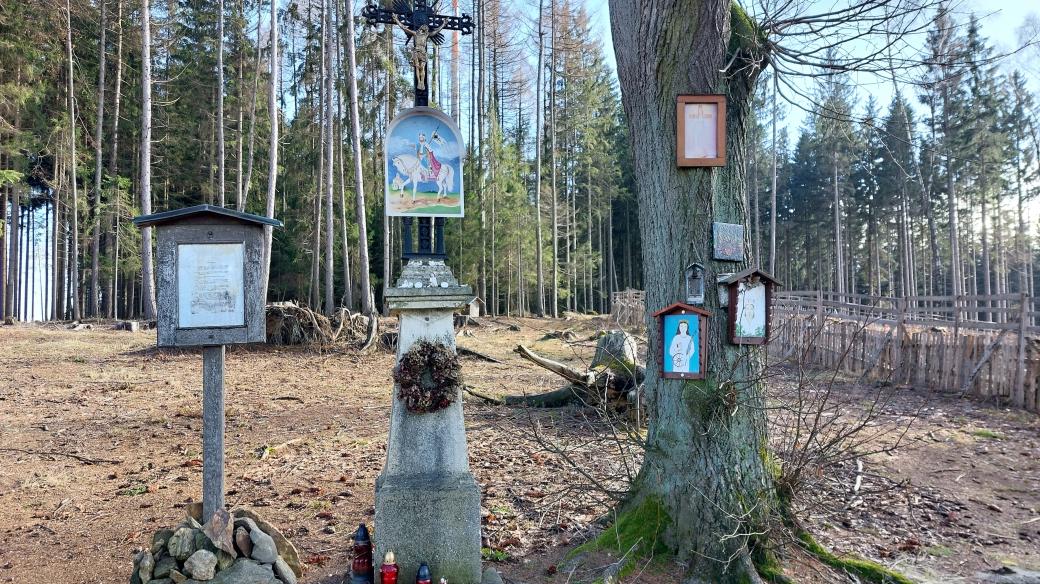 Na holé pasece jen kousek od Humpolce stojí kříž, který připomíná zaniklou vesnici Dobrá