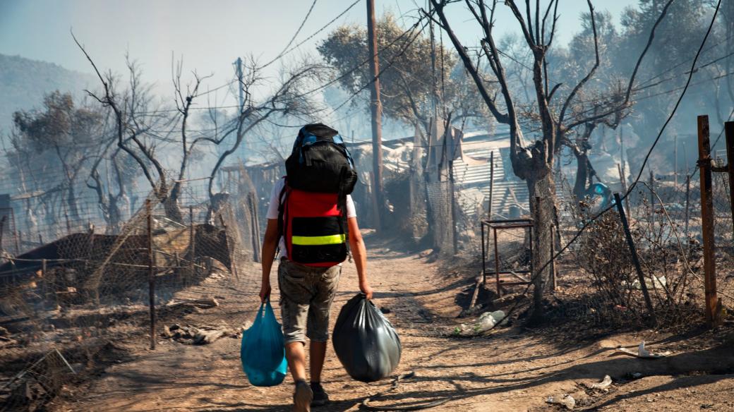 Záběry z vyhořelého uprchlického tábora Moria na řeckém ostrově Lesbos