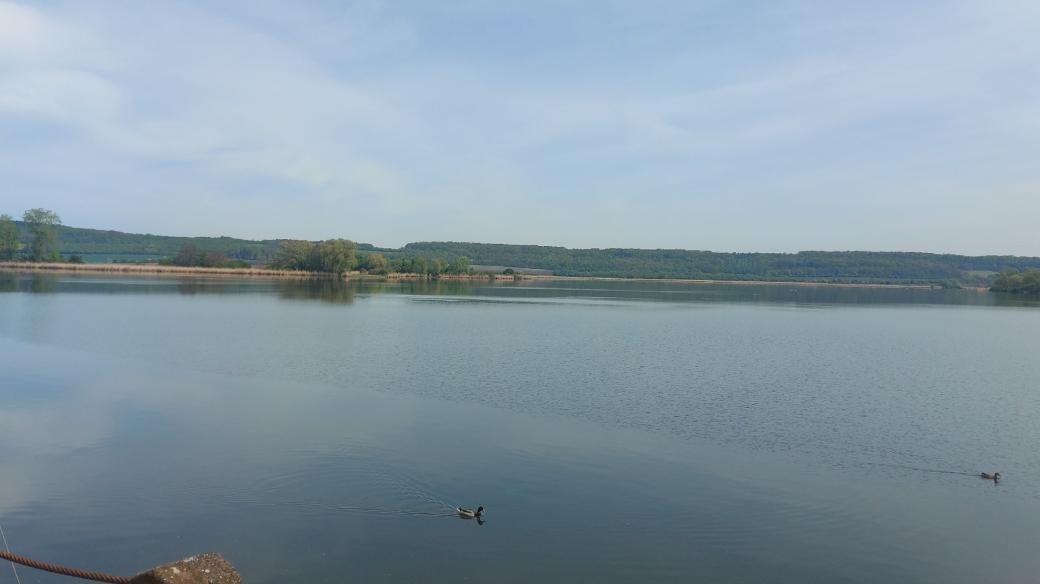 Pohled na Žehuňský rybník od hráze