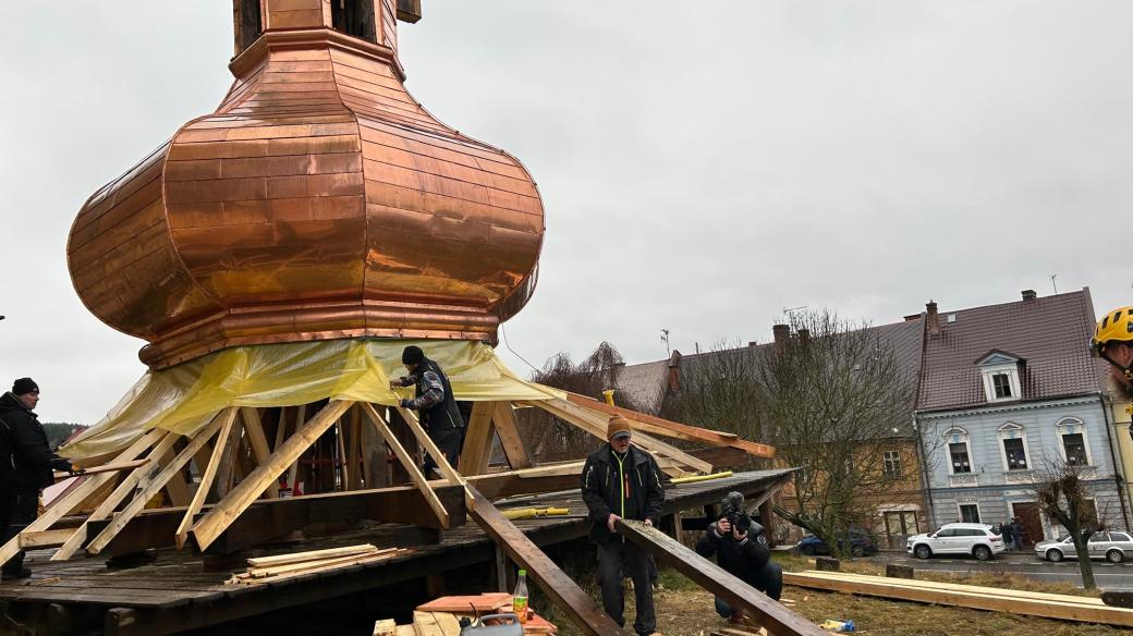 Pilníkov si nadělil netradiční vánoční dárek. Na věž zdejšího kostela se vrací opravená kopule