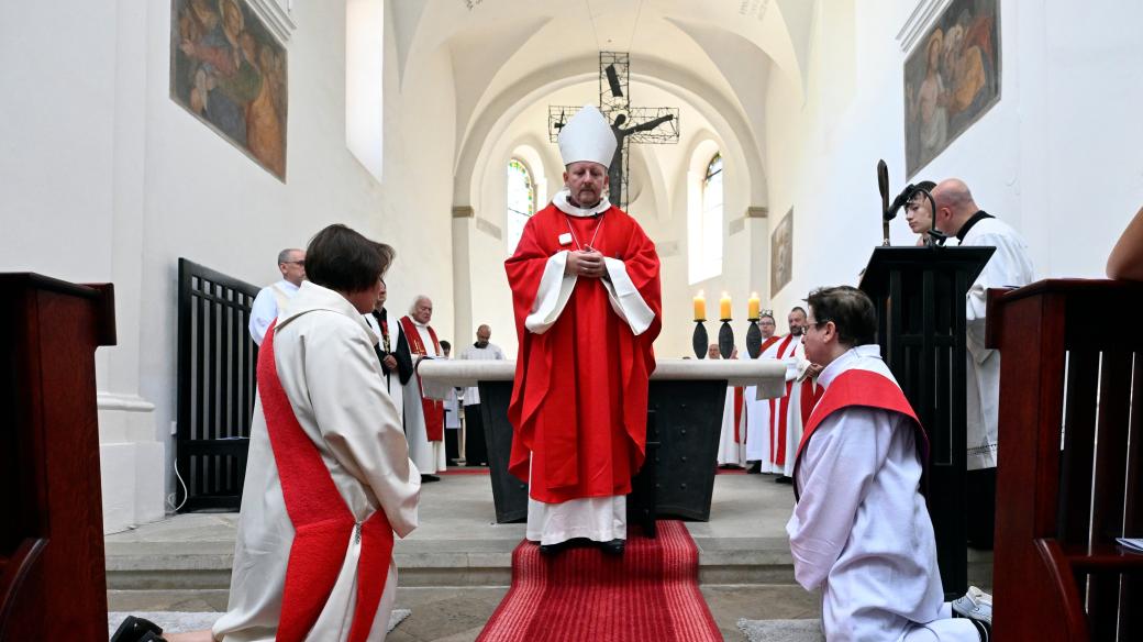 Biskup Starokatolické církve Pavel Benedikt Stránský udělil kněžské svěcení dvěma ženám - Darině Bártové z pražské farnosti sv. Máří Magdalény (vpravo) a Noemi Kosourové z farnosti Havlíčkův Brod (vlevo), 12. srpna 2023, Praha