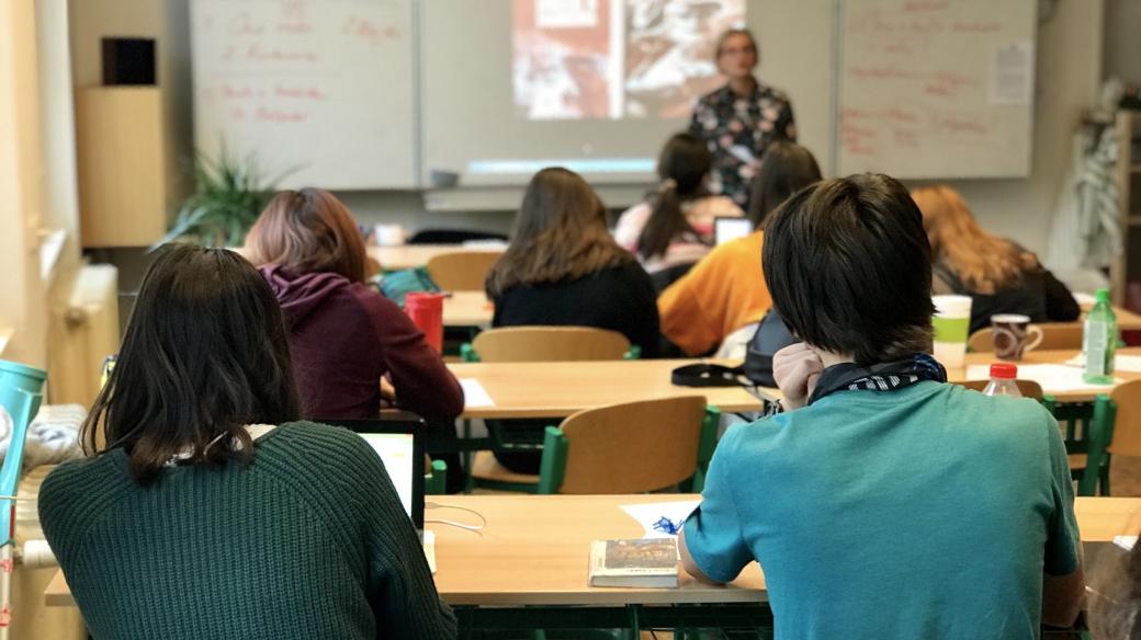 „Třeba zabývat se na základní škole do hloubky dějinami umění může být pro kluka určité stigma. Tady ho za to naopak všichni obdivují, protože je obdivuhodné, jaké má znalosti.“ 