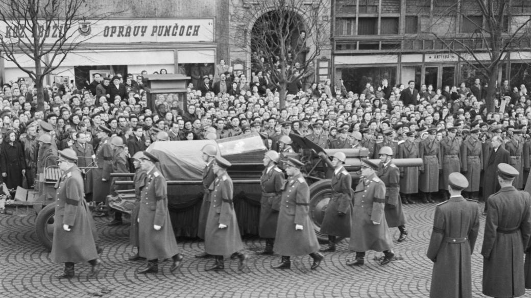 Z pohřbu prezidenta republiky a předsedy KSČ Klementa Gottwalda. Na snímku lafeta s rakví na horní části Václavského náměstí 19. března 1953