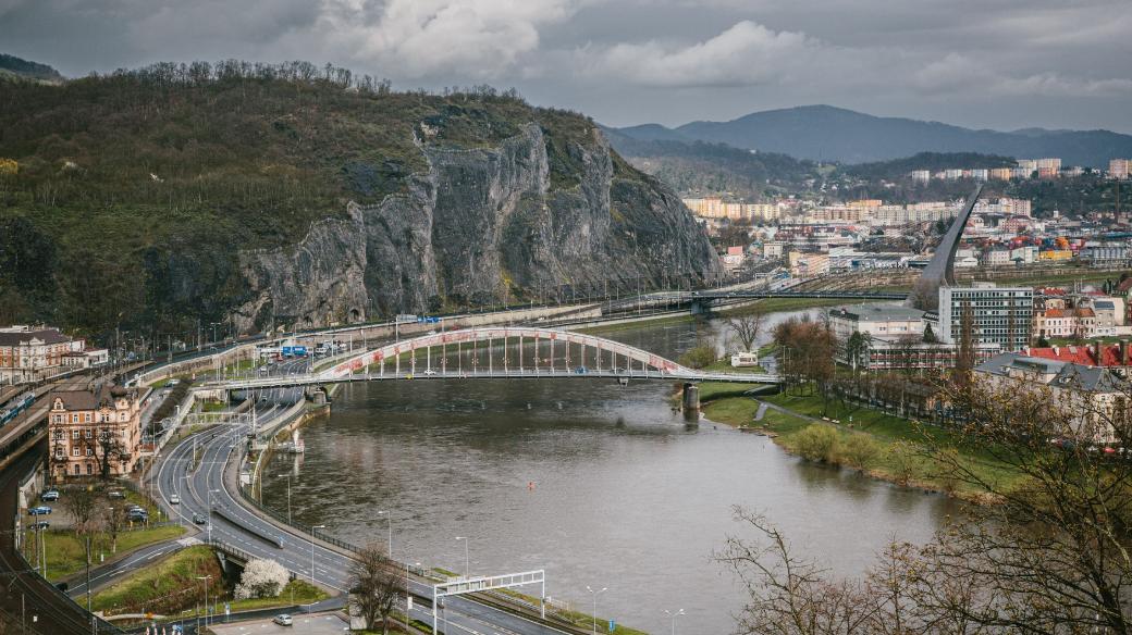 Pohled na most Dr. Edvarda Beneše z Větruše postavený v roce 1936. Rozpětí mezi oběma mostními pilíři přes Labe činí 123,60 m, což byla tehdy největší vzdálenost u mostních konstrukcí v celém Československu