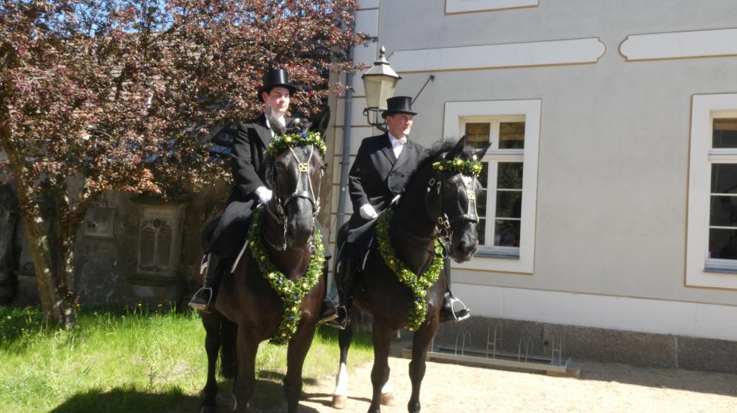 Tradice zpívajících jezdců v černých oblecích a cylindrech z Horní Lužice