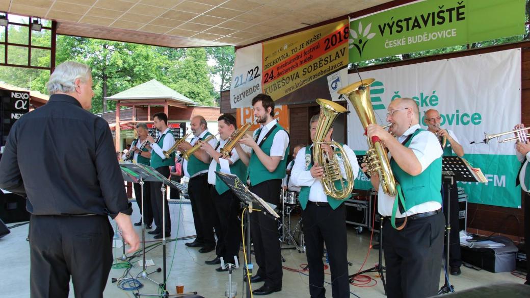 Tradiční den s dechovkou uspořádal na výstavě Hobby Český rozhlas České Budějovice. Zahrály kapely Sebranka, Třeboňská 12 a Babouci. Moderoval Petr Kronika