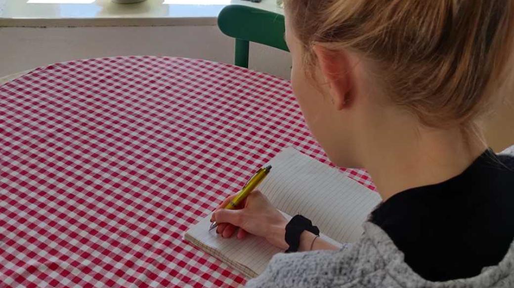 Kristýna při zapisování deníku ve stavu nouze