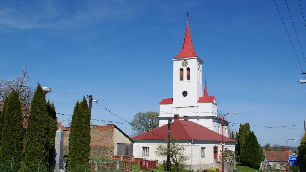 Kostel sv. archanděla Michaela s farou z 18. století