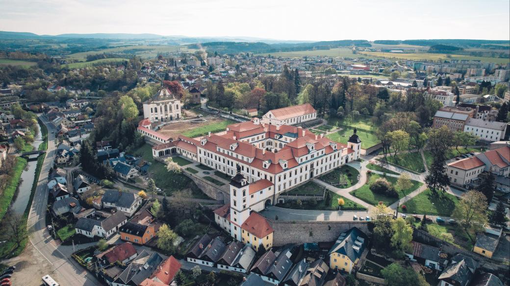 Návštěvníkům sídla rodu Kolowratů v Rychnově nad Kněžnou se otevře nově upravený zámecký areál