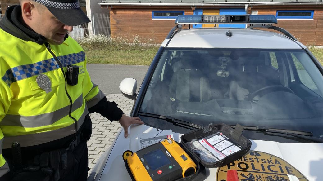 Městští strážníci jsou totiž díky přístroji v autě někdy k lidem se srdeční zástavou blíž než sanitka