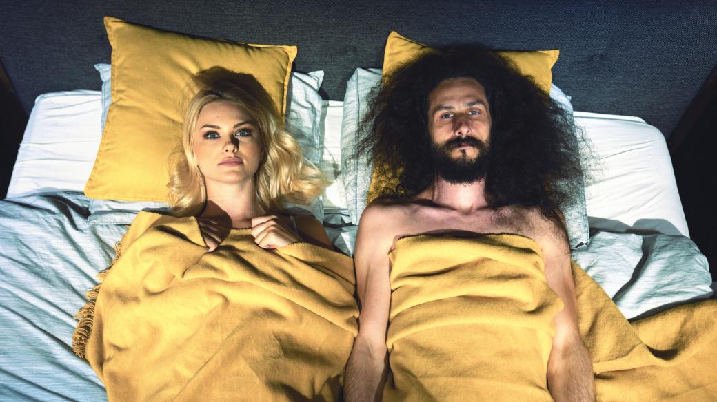 Pár v posteli, milenci, manželé (ilustrační foto)