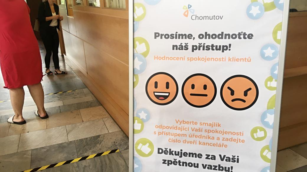 Lidé v Chomutově mají možnost hodnotit úředníky smajlíky