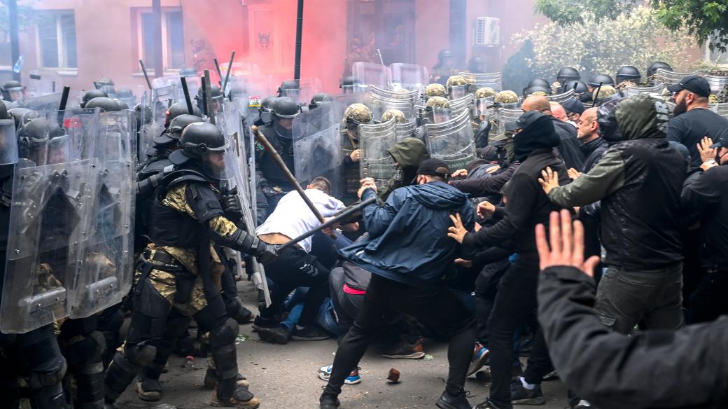 Srbové se 29. května při protestech ve Zvečanu střetli s jednotkami KFOR