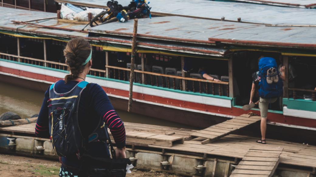 Kola naložená na „slow boat“ na cestě do Luang Prabang, Laos